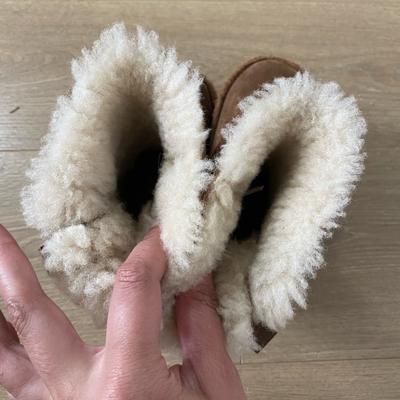 Toddler Bailey Bow UGGS - Picture 5 of 5